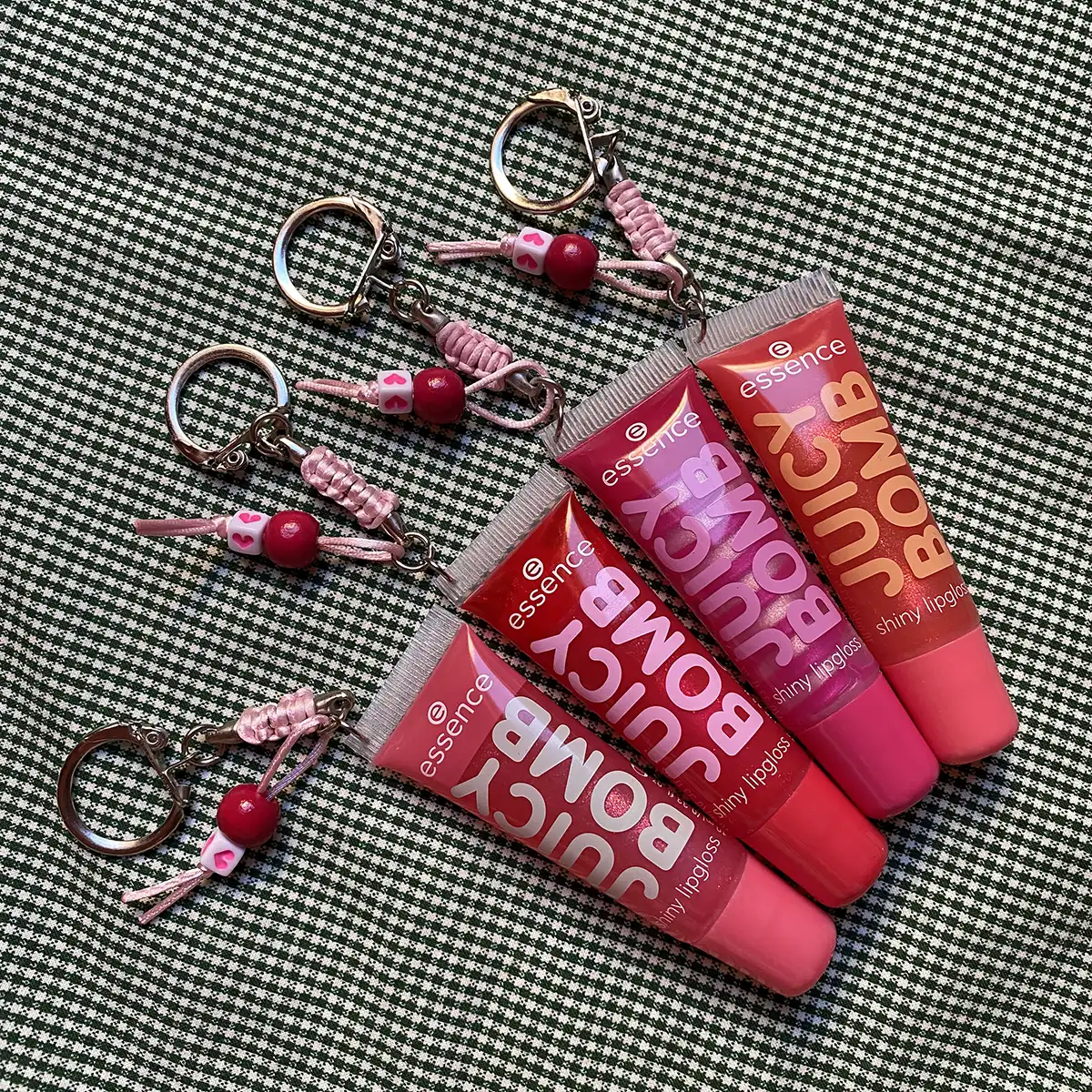Juicy bomb keychain by dera.Heat